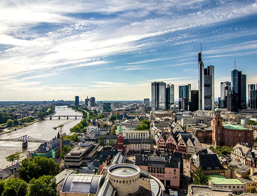Blick über den Main auf die Frankfurter Skyline