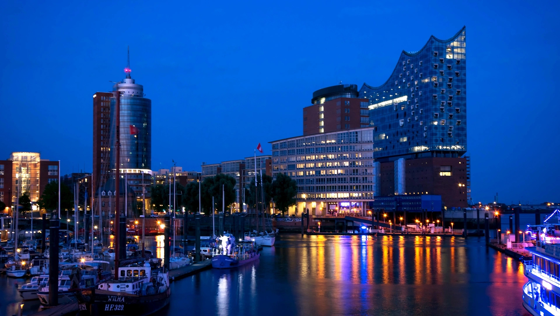 Abendliche Hafenkante in Hamburg mit beleuchteten Kontorhäusern